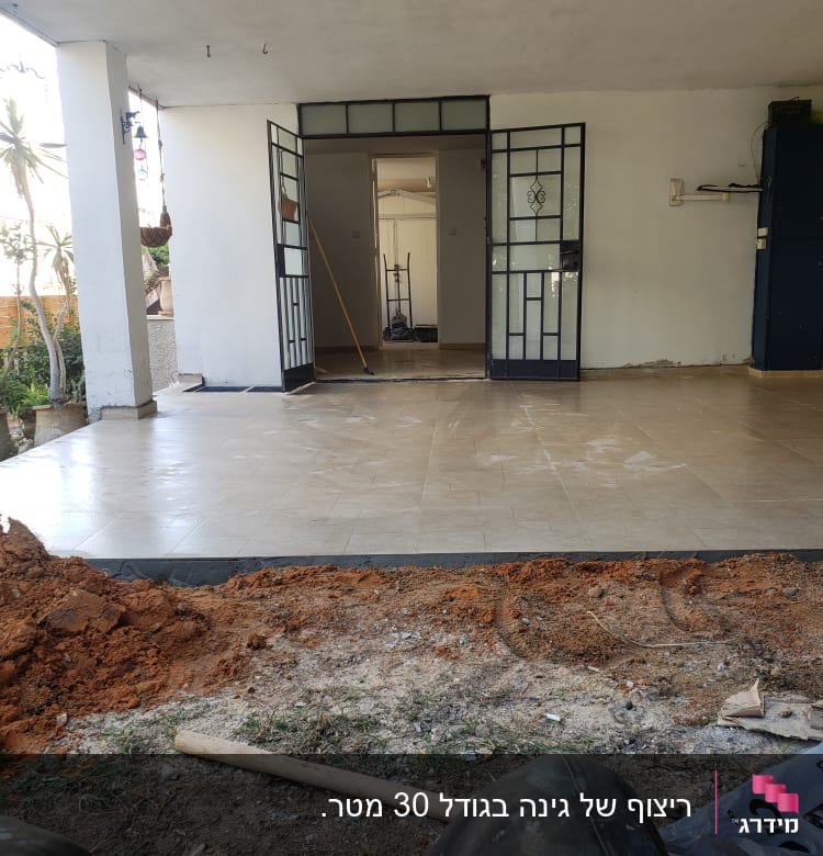 שיפוץ רצפה עם אריחים, דלתות פתוחות, כלי עבודה